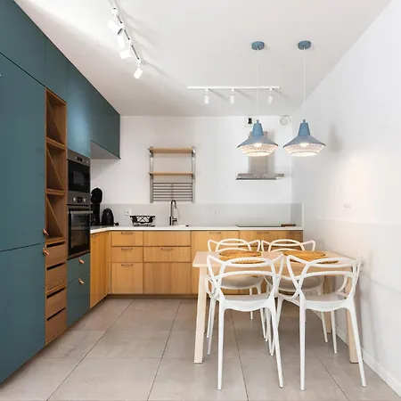 Przestronny Parking By Neartopl *