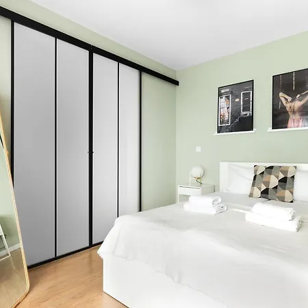 Przestronny Parking By Neartopl アパート